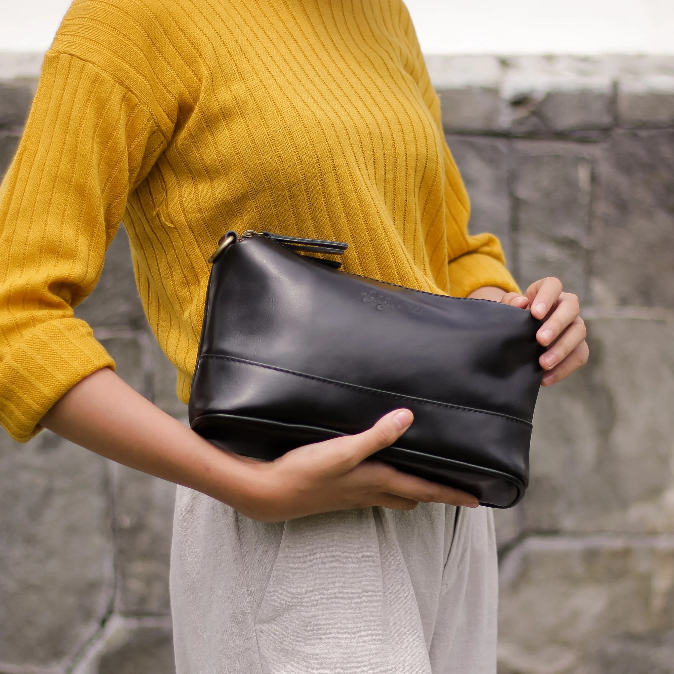 tas kulit warna hitam